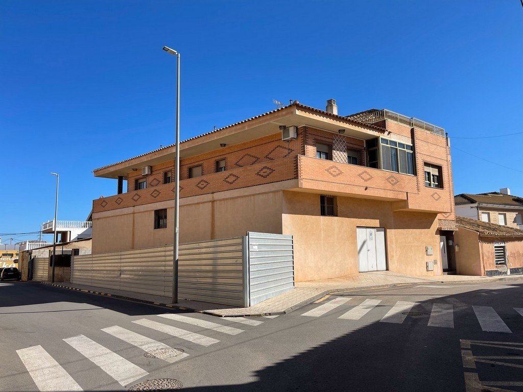 Halfvrijstaand met 4 slaapkamers in La Union